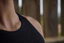 Cargar imagen en el visor de la galería, negro, atemporal, basico, polera, deportiva, urbana, yoga, outfit