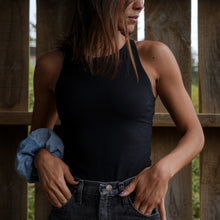 Cargar imagen en el visor de la galería, negro, atemporal, basico, polera, deportiva, urbana, yoga, outfit