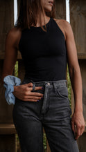 Cargar imagen en el visor de la galería, negro, atemporal, basico, polera, deportiva, urbana, yoga, outfit