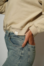 Cargar imagen en el visor de la galería, Poleron Crop - Beige