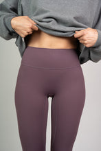 Cargar imagen en el visor de la galería, Calzas Deportivas - Lycra Uva