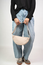 Cargar imagen en el visor de la galería, Bandolera Impermeable - Beige
