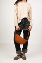 Cargar imagen en el visor de la galería, Bandolera Impermeable - Terracota

