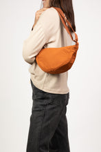 Cargar imagen en el visor de la galería, Bandolera Impermeable - Terracota
