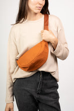 Cargar imagen en el visor de la galería, Bandolera Impermeable - Terracota
