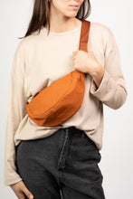 Cargar imagen en el visor de la galería, Bandolera Impermeable - Terracota
