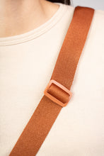 Cargar imagen en el visor de la galería, Bandolera Impermeable - Terracota
