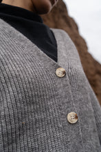Cargar imagen en el visor de la galería, Chaleco Botones - Gris
