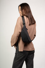 Cargar imagen en el visor de la galería, Bandolera Impermeable - Negra

