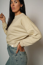 Cargar imagen en el visor de la galería, Poleron Crop - Beige
