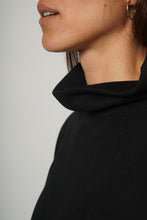 Cargar imagen en el visor de la galería, Poleron Crop - Tela Tejida Negro
