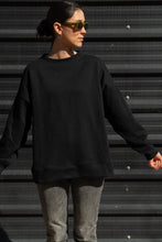 Cargar imagen en el visor de la galería, Poleron Oversize - Teja tejida Negro
