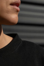 Cargar imagen en el visor de la galería, Poleron Oversize - Teja tejida Negro
