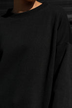 Cargar imagen en el visor de la galería, Poleron Oversize - Teja tejida Negro
