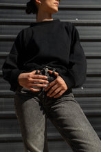 Cargar imagen en el visor de la galería, Poleron Oversize - Teja tejida Negro
