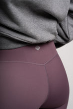 Cargar imagen en el visor de la galería, Calzas Deportivas - Lycra Uva
