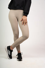 Cargar imagen en el visor de la galería, Calzas Deportivas - Lycra Beige
